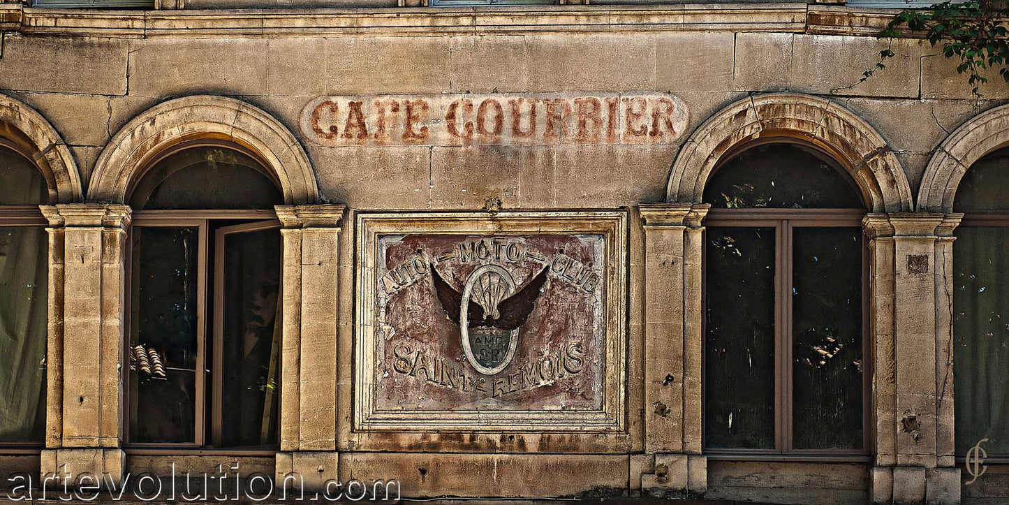 Cafe Courrier